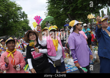 Bangkok, Thailand. 1. Mai 2012. Mitglieder von der gelben Hemden Volksallianz für Demokratie (PAD) versammeln sich an einer Protestkundgebung gegen eine vorgeschlagene Versöhnung Debatte in Bangkok vor dem Parlament Stockfoto