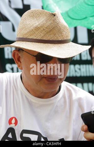 Bangkok, Thailand. 1. Mai 2012. Sondhi Limthongkul Führer der Mitglieder von der gelben Hemden Volksallianz für Demokratie (PAD) bei Protest gegen eine vorgeschlagene Versöhnung Debatte, außerhalb des Parlaments Stockfoto