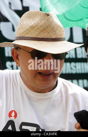 Bangkok, Thailand. 1. Mai 2012. Sondhi Limthongkul Führer der Mitglieder von der gelben Hemden Volksallianz für Demokratie (PAD) bei Protest gegen eine vorgeschlagene Versöhnung Debatte, außerhalb des Parlaments Stockfoto