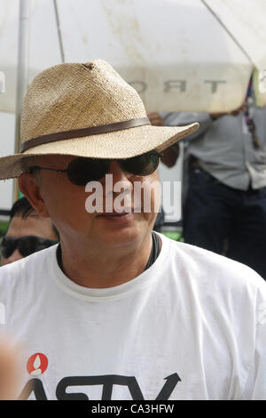 Bangkok, Thailand. 1. Mai 2012. Sondhi Limthongkul Führer der Mitglieder von der gelben Hemden Volksallianz für Demokratie (PAD) bei Protest gegen eine vorgeschlagene Versöhnung Debatte, außerhalb des Parlaments Stockfoto