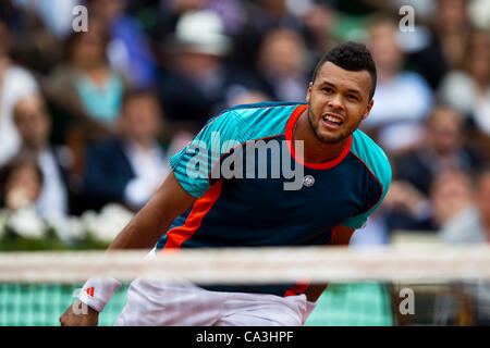 01.06.2012 Paris, Frankreich. Jo-Wilfried Tsonga in Aktion gegen Fabio Fognini am 6. Tag der Französisch Open Tennis von Roland Garros. Stockfoto