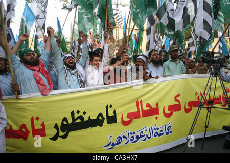 Eine große Anzahl von politischen Aktivisten der Jamat-Ud-Dawa und Jamat-e-Islami, protestierte mit Plakaten und Bannern außerhalb Lahore-Presse-Club am Freitag. Die Demonstranten verlangte Entschuldigung aus USA über Salala Angriff und schlug die Entscheidung der Regierung NATO Versorgung wiederherstellen Stockfoto