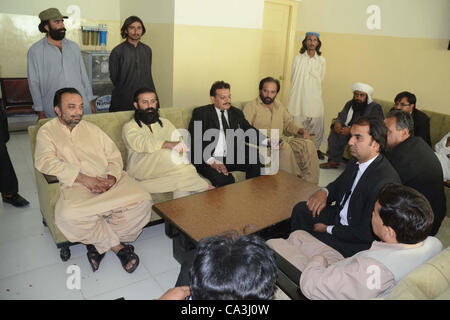 Präsident Jamhoori Watan Partei Baluchistan Nawabzada Shahzain Bugti trifft sich mit anderen Gruppenmitgliedern nach einer Anhörung vor Gericht Sitzung am Freitag in Quetta 1. Juni 2012 Stockfoto