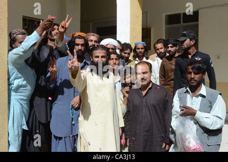 Präsident Jamhoori Watan Partei Baluchistan Nawabzada Shahzain Bugti zusammen mit anderen Gruppenmitgliedern zeigt Victory-Zeichen in den Medien nach einer Anhörung vor Gericht Sitzung am Freitag in Quetta 1. Juni 2012 Stockfoto