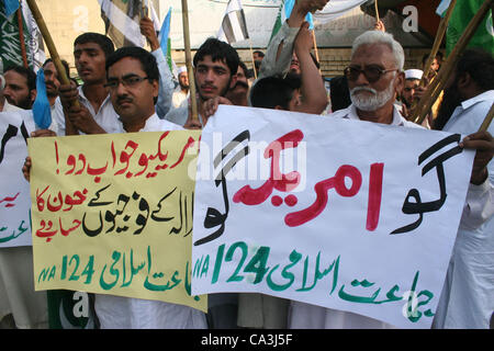 Eine große Anzahl von politischen Aktivisten der Jamat-Ud-Dawa und Jamat-e-Islami, protestierte mit Plakaten und Bannern außerhalb Lahore-Presse-Club am Freitag. Die Demonstranten verlangte Entschuldigung aus USA über Salala Angriff und schlug die Entscheidung der Regierung NATO Versorgung wiederherstellen Stockfoto