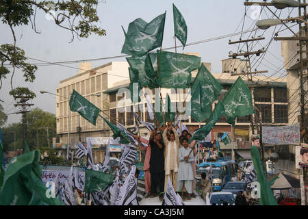 Eine große Anzahl von politischen Aktivisten der Jamat-Ud-Dawa und Jamat-e-Islami, protestierte mit Plakaten und Bannern außerhalb Lahore-Presse-Club am Freitag. Die Demonstranten verlangte Entschuldigung aus USA über Salala Angriff und schlug die Entscheidung der Regierung NATO Versorgung wiederherstellen Stockfoto