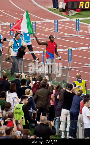 ROM. 31. Mai: Usain Bolt die Ehrenrunde nach gewinnen 100 m Speed-Rennen am Golden Gala im Olympiastadion am 31. Mai 2012 in Rom Stockfoto