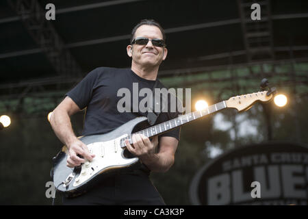 26. Mai 2012 - Aptos, CA, USA - Gitarrist TOMMY CASTRO tritt am 20. jährlichen Santa Cruz Blues Festival. (Kredit-Bild: © Jerome Brunet/ZUMAPRESS.com) Stockfoto