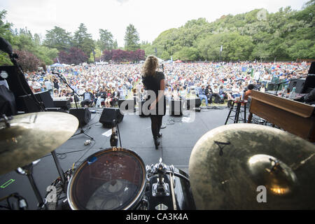 26. Mai 2012 - Aptos, CA, USA - Sängerin JOAN OSBORNE tritt am 20. jährlichen Santa Cruz Blues Festival. (Kredit-Bild: © Jerome Brunet/ZUMAPRESS.com) Stockfoto