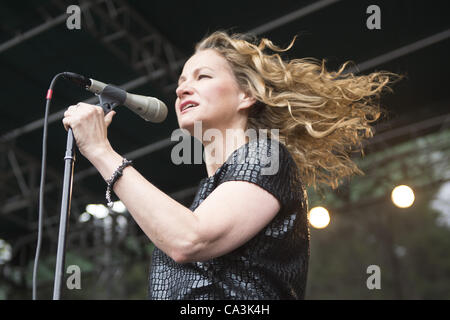 26. Mai 2012 - Aptos, CA, USA - Sängerin JOAN OSBORNE tritt am 20. jährlichen Santa Cruz Blues Festival. (Kredit-Bild: © Jerome Brunet/ZUMAPRESS.com) Stockfoto