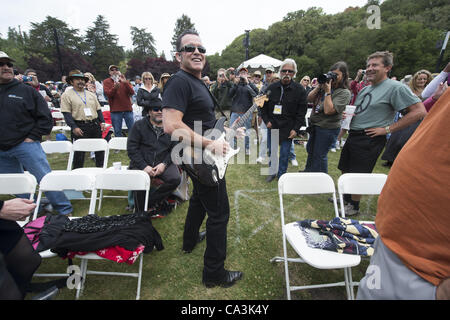 26. Mai 2012 - Aptos, CA, USA - Gitarrist TOMMY CASTRO tritt am 20. jährlichen Santa Cruz Blues Festival. (Kredit-Bild: © Jerome Brunet/ZUMAPRESS.com) Stockfoto