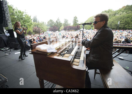 26. Mai 2012 - Aptos, CA, USA - Sängerin JOAN OSBORNE tritt am 20. jährlichen Santa Cruz Blues Festival. (Kredit-Bild: © Jerome Brunet/ZUMAPRESS.com) Stockfoto