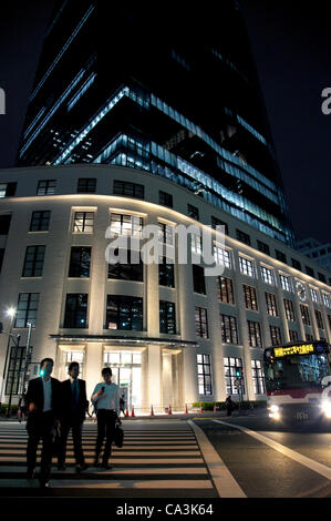 1. Juni 2012, Tokyo, Japan - ist Tokyo Postamt "JP Turm" am 31. Mai abgeschlossen. Es hat einen direkten Zugang vom Bahnhof Tokio. Postamt wird am 16. Juli eröffnet. Das internationale Konferenzzentrum "JP Turm Halle & Conference", International Business/Tourist Informationscenter "Tokyo City ich" Stockfoto