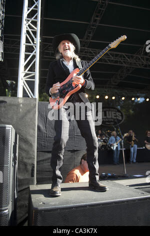 26. Mai 2012 führt - Aptos, CA, USA - Gitarrist PATRICK SIMMONS von der Band THE DOOBIE BROTHERS live am 20. jährlichen Santa Cruz Blues Festival. (Kredit-Bild: © Jerome Brunet/ZUMAPRESS.com) Stockfoto