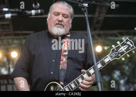 26. Mai 2012 - Aptos, CA, USA - Gitarrist DAVID HIDALGO von der Band LOS LOBOS tritt am 20. jährlichen Santa Cruz Blues Festival. (Kredit-Bild: © Jerome Brunet/ZUMAPRESS.com) Stockfoto