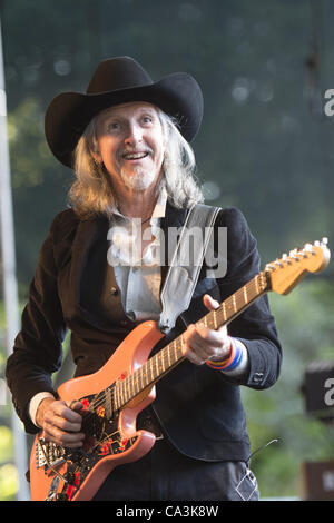 26. Mai 2012 führt - Aptos, CA, USA - Gitarrist PATRICK SIMMONS von der Band THE DOOBIE BROTHERS live am 20. jährlichen Santa Cruz Blues Festival. (Kredit-Bild: © Jerome Brunet/ZUMAPRESS.com) Stockfoto