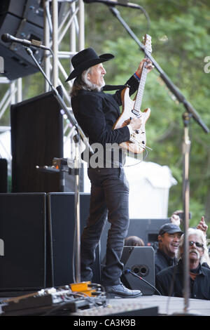 26. Mai 2012 führt - Aptos, CA, USA - Gitarrist PATRICK SIMMONS von der Band THE DOOBIE BROTHERS live am 20. jährlichen Santa Cruz Blues Festival. (Kredit-Bild: © Jerome Brunet/ZUMAPRESS.com) Stockfoto