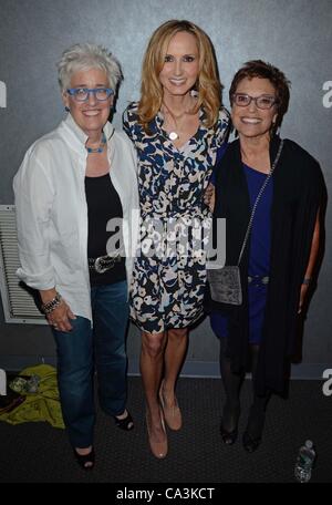 Bobbie Birle, Chely Wright, Beverly Kopf im Ankunftsbereich für CHELY WRIGHT: wünschen ME AWAY Premiere, Quad Cinema, New York, NY 1. Juni 2012. Foto von: Derek Sturm/Everett Collection Stockfoto