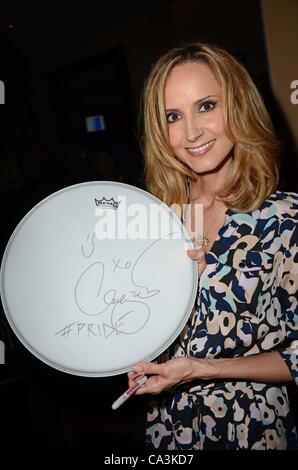 Chely Wright Lifebeat verleiht eine Hand im Ankunftsbereich für CHELY WRIGHT: wünschen ME AWAY Premiere, Quad Cinema, New York, NY 1. Juni 2012. Foto von: Derek Sturm/Everett Collection Stockfoto