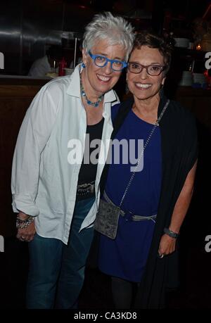 Bobbie Birle, Beverly Kopf im Ankunftsbereich für CHELY WRIGHT: wünschen ME AWAY Premiere, Quad Cinema, New York, NY 1. Juni 2012. Foto von: Derek Sturm/Everett Collection Stockfoto