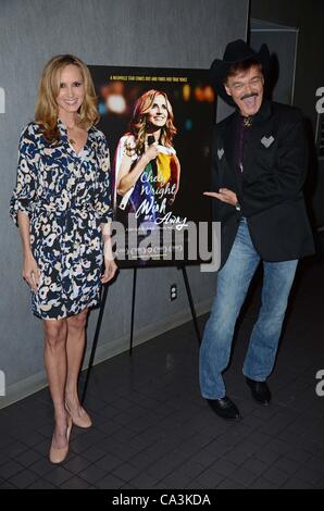 Randy Jones von den Village People, Chely Wright im Ankunftsbereich für CHELY WRIGHT: wünschen ME AWAY Premiere, Quad Cinema, New York, NY 1. Juni 2012. Foto von: Derek Sturm/Everett Collection Stockfoto