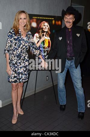 Randy Jones von den Village People, Chely Wright im Ankunftsbereich für CHELY WRIGHT: wünschen ME AWAY Premiere, Quad Cinema, New York, NY 1. Juni 2012. Foto von: Derek Sturm/Everett Collection Stockfoto