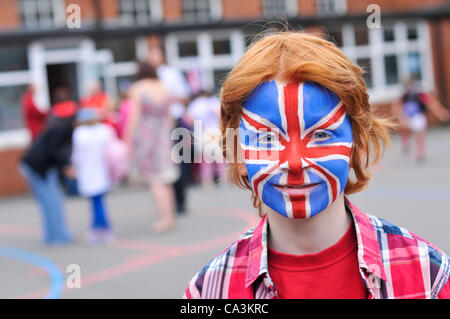 Junge von 8 Jahren hatte sein Gesicht gemalt in den Union Jack, Queens diamantenes Jubiläum 2012 zu feiern Stockfoto