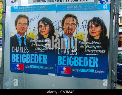 Paris, Frankreich, Poiitics, Detail, Parlamentswahlen Kampagnen-Street-Plakate, mit Graffiti auf ihnen geschrieben, verschiedene Kampagnen-Schilder Stockfoto