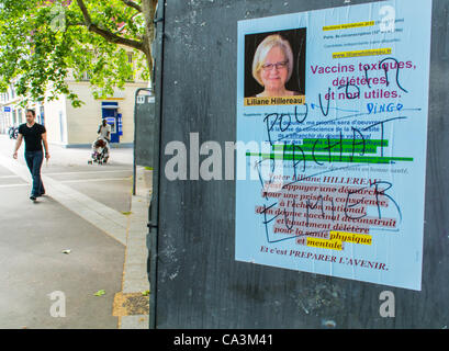 Paris, Frankreich, Parlamentswahlen Plakate auf der Straße, verschiedene Wahlkampfschilder Stockfoto