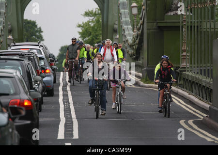 London, UK. 2. Juni 2012 Zyklus Mitglieder von Hammersmith & Fulham, Wandsworth und Merton, Radfahren Kampagne über Hammersmith Bridge, einen Bummelstreik Protest zu halten. Dies wurde durch einen letzten schweren Unfall mit zwei Fahrzeugen und ein Radfahrer auf der Brücke. Stockfoto