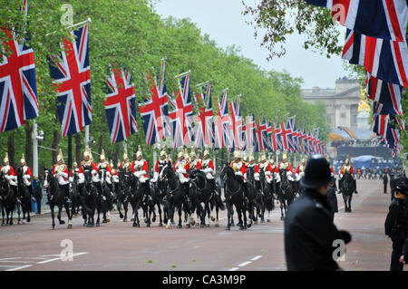 London, UK. 2. Juni 2012. Leben Wachen Fahrt auf The Mall, mit Buckingham Palace im Hintergrund, während sie in Richtung Horse Guards Parade gehen Proben Trooping die Farbe Generalmajor Review. Stockfoto