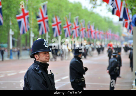 London, UK. 2. Juni 2012. Leibgarde Talfahrt The Mall, mit Buckingham Palace im Hintergrund, während sie in Richtung Horse Guards Parade Trooping die Farbe Generalmajor Beitrag gehen. Stockfoto