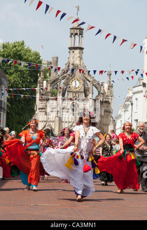 Chichester UK Samstag, 2. Juni 2012.  Ägyptische Tänzer in Chichester Jubiläum Prozession durch die Innenstadt, die Königin Diamond Jubilee mit dem Markt feiern zu überqueren, im Hintergrund Stockfoto