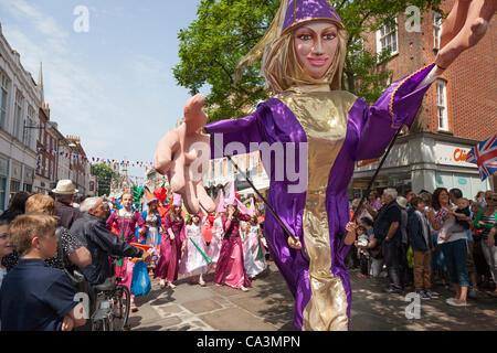 Riesige Karneval Charakter der mittelalterlichen Dame Parade Chichester City centre, diamantene Thronjubiläum der Queen zu feiern. Stockfoto