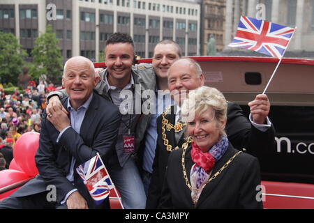 Michael Cashman (Mitglied des Europäischen Parlaments für West Midland - zuerst von links), Lawrence Barton (zweiter von links - Direktor von Birmingham Stolz 2012), Oberbürgermeister von Birmingham - Stadtrat John Linien mit Union Jack Flagge und seine Frau auf der Birmingham Stolz 2012 in Birmingham, 2. Juni 2012 Stockfoto