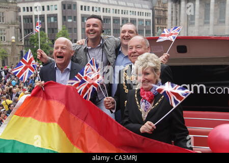 Michael Cashman (Mitglied des Europäischen Parlaments für West Midland - zuerst von links), Lawrence Barton (zweiter von links - Direktor von Birmingham Stolz 2012), Oberbürgermeister von Birmingham - Stadtrat John Linien mit Union Jack Flagge und seine Frau auf der Birmingham Stolz 2012 in Birmingham, 2. Juni 2012 Stockfoto