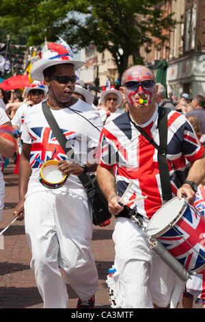 Chichester UK Samstag, 2. Juni 2012. Drum- und Percussion-Band in der Chichester Jubiläum Prozession durch die Stadt anlässlich der Königin Diamond Jubilee Stockfoto