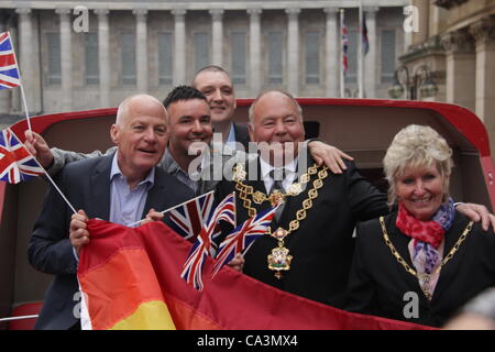 Michael Cashman (Mitglied des Europäischen Parlaments für West Midland - zuerst von links), Lawrence Barton (zweiter von links - Direktor von Birmingham Stolz 2012), Oberbürgermeister von Birmingham - Stadtrat John Linien mit Union Jack Flagge und seine Frau bei Birmingham Stolz 2012 in Birmingham, UK, 2 Juni 12 Stockfoto