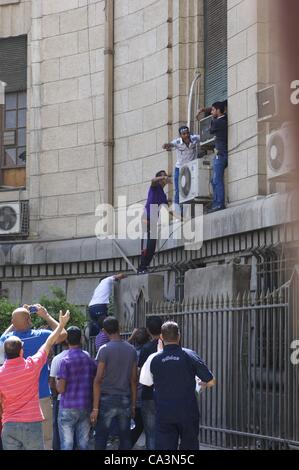 2. Juni 2012 skalieren - Kairo, Ägypten - Ägyptische Demonstranten der Supreme Court Gebäude in Kairo nach der Annnouncement der Verurteilung des ehemaligen Diktators Hosni Mubarak für die Tötung von Demonstranten während der Revolution. Sie protestierten die Tatsache, dass Mubarak und seine Beamten genießen auf den meisten waren Stockfoto