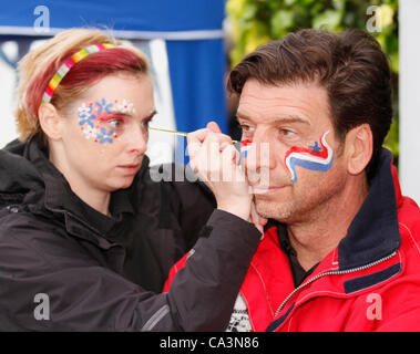 2. Juni 2012: TV-Moderator Nick Knowles, mit seinem Gesicht gemalt, bei der Diamant-Jubiläum-Straßenfest in Hawes Village, North Yorkshire Dales Richmondshire, UK statt Stockfoto