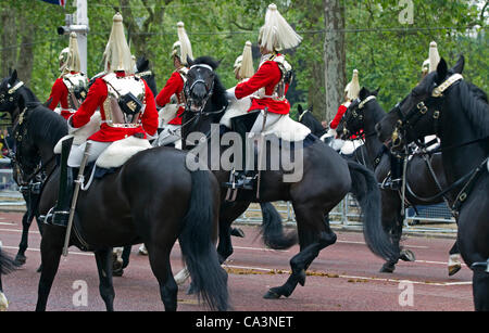 Ein Pferd ist erschreckend, wie der Household Cavalry Fahrt nach Trooping die Farbe Generalmajor Überprüfung auf Horse Guards Parade, The Mall, London, England, Samstag, 2. Juni 2012. 1.. Battalion Coldstream Guards sind Trooping die Farbe im Jahr 2012 Stockfoto