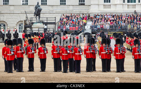 1.. Battalion Coldstream Guards sind Trooping die Farbe in der Generalmajor Review, Horse Guards Parade, London, England, Samstag, 2. Juni 2012. Stockfoto