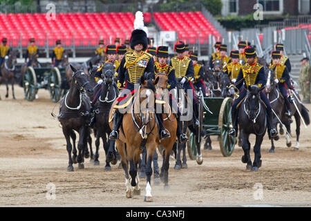 London, UK. 2. Juni 2012. Des Königs Troop Royal Horse Artillery Feuer Salutschüssen anlässlich Tag der Krönung, Königin Elizabeth II Krönung, Horse Guards Parade, London, England, Samstag, 2. Juni 2012 zu feiern. Stockfoto