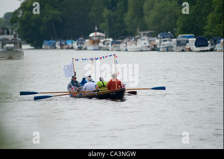 Richmond, Großbritannien. Juni 02, 2012.The John Disley, ein Rosalind Class Thames Skiff, der seinen Weg flussabwärts auf der Themse bei Flut am 2. Juni 2012 an den Mann Powered Booten in der Diamond Jubilee Pageant in London UK am 3. Juni Stockfoto