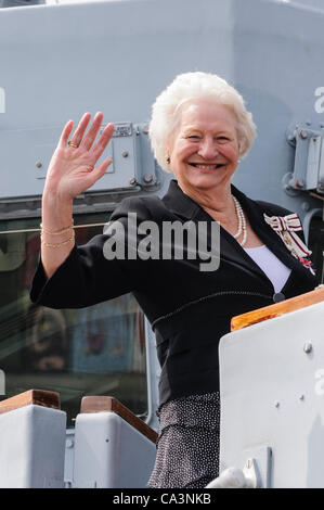 Bangor, County Down, 06.02.2012 - Dame Mary Peters verlässt HMS Bangor, wie sie in ihrer Heimatstadt kommt, die Diamond Jubiläumsfeierlichkeiten beginnen Stockfoto