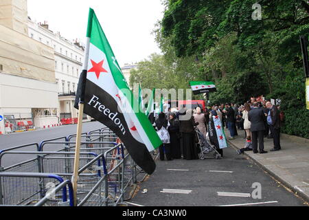 Samstag, 2. Juni 2012 Syrer protestieren für einen zweiten Tag vor der syrischen Botschaft in London, wie UN warnt vor totaler Krieg in Syrien Friedensplan scheitert.  Kreditrahmen: Kredit: HOT SHOTS / Alamy Live News Stockfoto