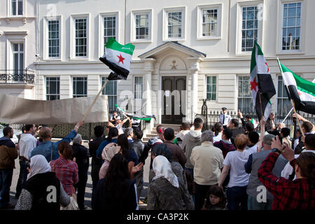 LONDON, UK, 2. Juni. 2012 der Eingang der Botschaft Saudi-Arabien in Mayfair mit einer Gruppe von Demonstranten Syrer mit Fahnen und Flaggen. Stockfoto