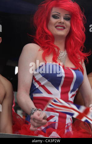 Ein Männer gekleidet wie eine Frau in Union Jack Kleid bei Birmingham Stolz in Birmingham, UK, 2. Juni 2012 Stockfoto