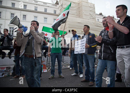 London, UK. 2. Juni 2012 versammelten sich rund 100 Demonstranten vor der syrischen Botschaft, wie sie ihren Protest gegen das Assad-Regime weiter. Sie zogen auf die Botschaft von Saudi-Arabien in Mayfair, wo sie ihren Protest unter der Aufsicht der Polizei weiter. Stockfoto