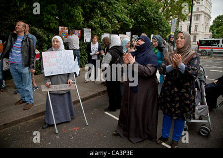 London, UK. 2. Juni 2012 Frauen singen und schreien vor der syrischen Botschaft. Rund 100 Demonstranten versammelten sich vor der syrischen Botschaft, wie sie ihren Protest gegen das Assad-Regime weiter. Stockfoto